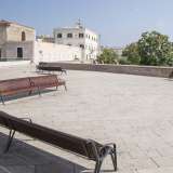 Sulla destra una piazzetta dotata di sei panchine in legno permette l�affaccio sul lungomare Augusto Imperatore...